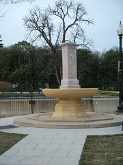 Fountains and historical exhibits are far too common in D.C. Get excited for your next date!