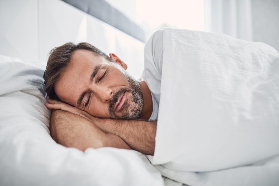 man sleeping profoundly thanks to Ramelteon