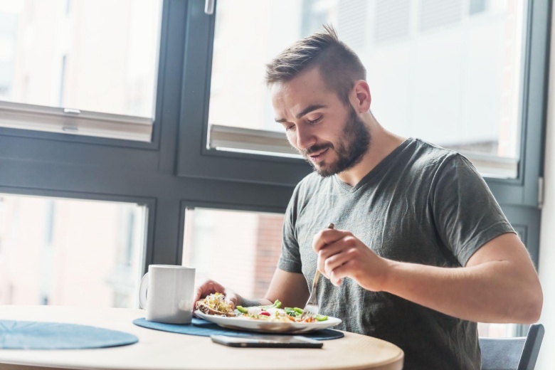 man eating well to avoid the worst food for erectily dysfunction