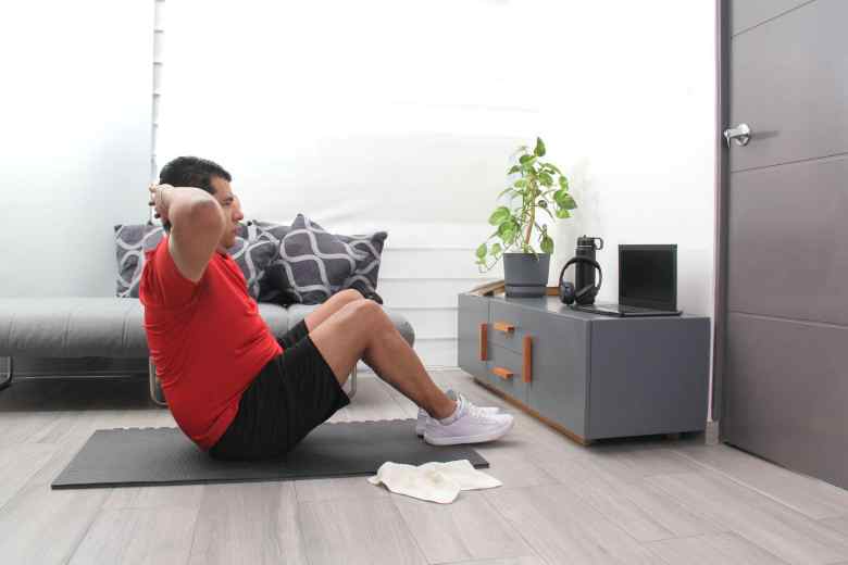javier doing situps to transform his health and overcome ED